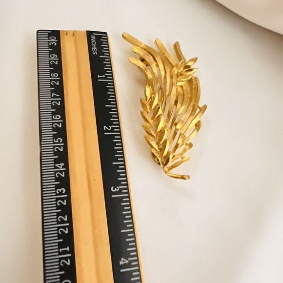 Vintage BSK Gold Tone Brooch Plant Leaf Textured Large Brushed 4592 - Picture 9 of 10